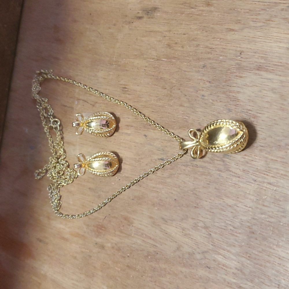 Joan Rivers Golden egg necklace & Earrings JO+